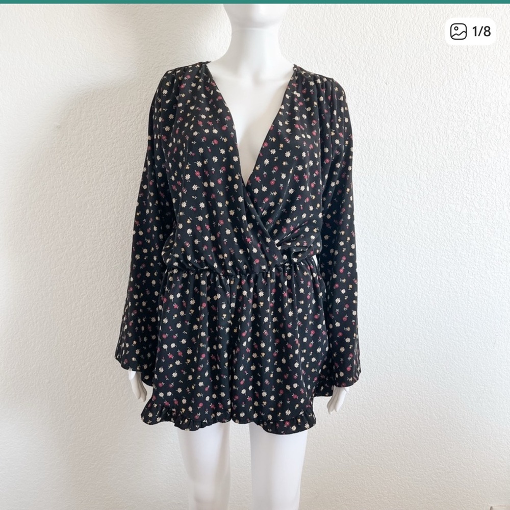 Mahina Size Medium Black Floral Print Long Sleeve Romper